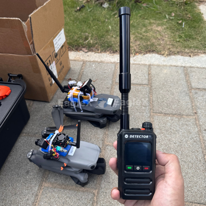 1.5-2KM Ручной детектор FPV Дрон обнаружение 8001500MHz、24002485MHz、57255850MHz 1