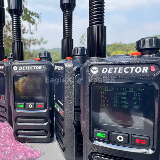 1.5-2KM Ручной детектор FPV Дрон обнаружение 8001500MHz、24002485MHz、57255850MHz 0