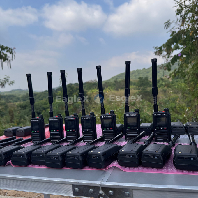 1.5-2KM Ручной детектор FPV Дрон обнаружение 8001500MHz、24002485MHz、57255850MHz 2